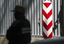 Польща зводить загорожу з колючим дротом на кордоні з Білоруссю