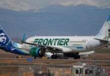 У Денвері літак Frontier Airlines збив людину на злітній смузі