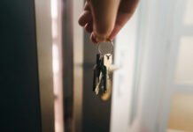Купили квартиру з прописаними людьми: що робити