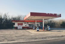 Вже й за Уралом: ще в 6 регіонах РФ ввели обмеження на продаж палива