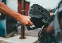 Паливна інфляція: у РФ зафіксовано рекордне зростання цін на бензин