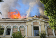 У Харкові після удару БпЛА спалахнула масштабна пожежа в художньому музеї
