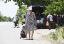 Міжнародна допомога переселенцям в Україні скоротилася удвічі