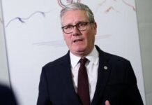 Британський прем’єр назвав попереджувальні постріли російського корабля легковажними