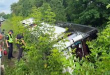 На Хмельниччині туристичний автобус із півсотнею людей злетів у кювет