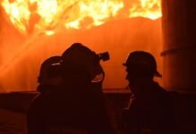 У центрі Львова спалахнула пожежа, на місці багато рятувальників (відео)