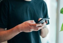 Яку інформацію не можна зберігати на смартфоні, щоб не стати жертвою шахраїв