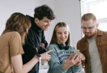 Робота для молоді: роботодавці підвищили зарплати та розширили набір персоналу