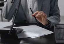 Дзвінки, погрози та тиск: як захиститися від незаконних дій колекторів