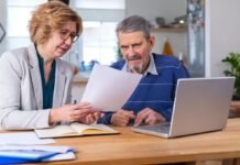 Українці віком 50+ масово повертаються на ринок праці: яких вакансій найбільше