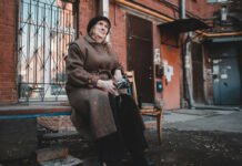 Щоб ти жив на одну пенсію: 70% росіян бояться старості