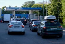 Виховна година на заправці. В РФ вчителів “мобілізували” заспокоювати у чергах водіїв