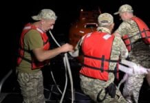 Доба посеред моря. Прикордонники врятували філіппінця із судна, ураженого дроном