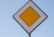 Чи потрібно вмикати поворотник, якщо повертаєте головною дорогою: відповідь є в ПДР