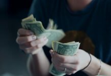 Росіяни скуповують валюту рекордними темпами: сума та причини