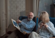 Пенсія за кордоном: коли ПФУ може припинити виплати українцям