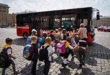 Зеленський доручив Кабміну перевірити доступ українців до шкіл і лікарень