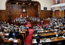 У Косові прем’єра закидали яйцями просто під час засідання парламенту (відео)