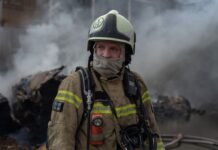 Росіяни вдарили по АЗС біля будинку в Харкові, виникла пожежа