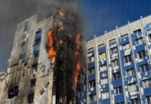 У центрі Одеси після удару РФ загорілася адміністративна будівля