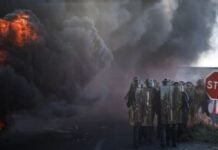 У Франції рибалки перекрили під’їзд до нафтосховища та підпалили барикади через ціни на пальне