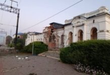Росія пошкодила вокзал на Харківщині та станцію електрички в Києві